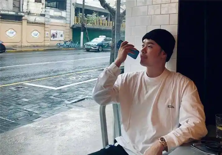 陈赫第一次晒出女儿照片名牌鞋价值上万引人瞩目