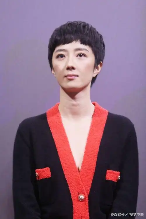 氧气美女桂纶镁亮相,短发搭深v针织衫,与胡歌击掌"深情款款"