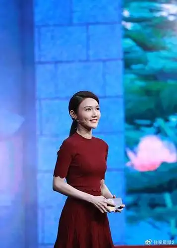 惊艳春晚被吐槽不配诗词大会的小董卿龙洋很差吗