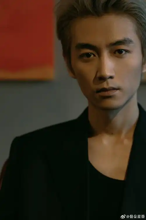 条微博～小番将通过@微博抽奖平台抽取一位小可爱送出陈晓签名照一张!