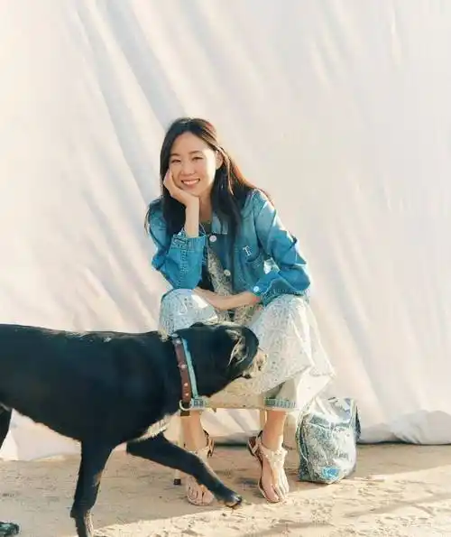 除了可以和牛仔裤一起收藏的裙子,孔孝真欧尼的衬衫和牛仔裤也很符合