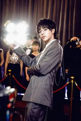 华晨宇又搞特殊!戴眼镜装禁欲男孩,西装还用别针做纽扣,真会玩