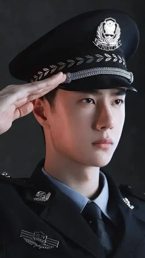 王一博壁纸:啵啵穿警服简直太帅了,意气风发英姿飒爽正能量满满