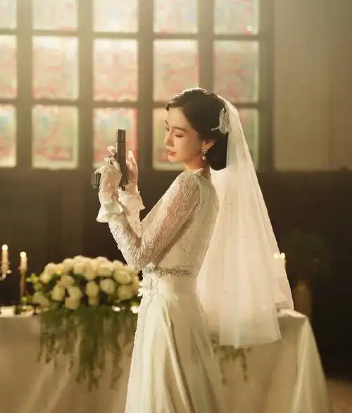 组图:angelababy民国婚纱造型曝光 单手持枪又美又飒