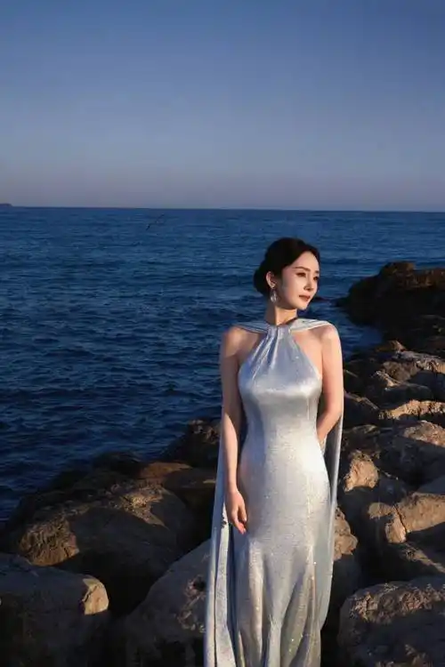 杨幂戛纳海边写真曝光!侧面大面积露出曲线极傲人,性感得太夸张