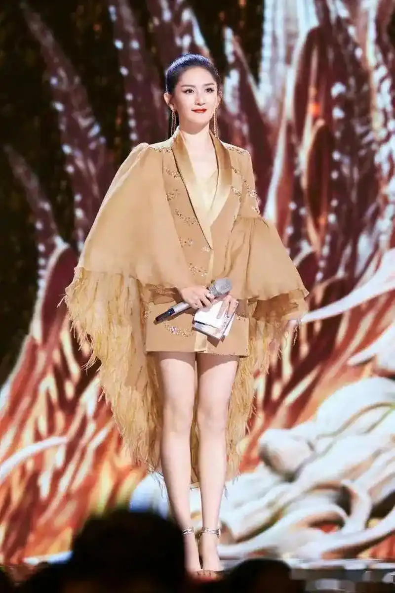 谢娜乘风破浪金色礼服造型,梳高马尾又美又飒,御姐范儿十足.
