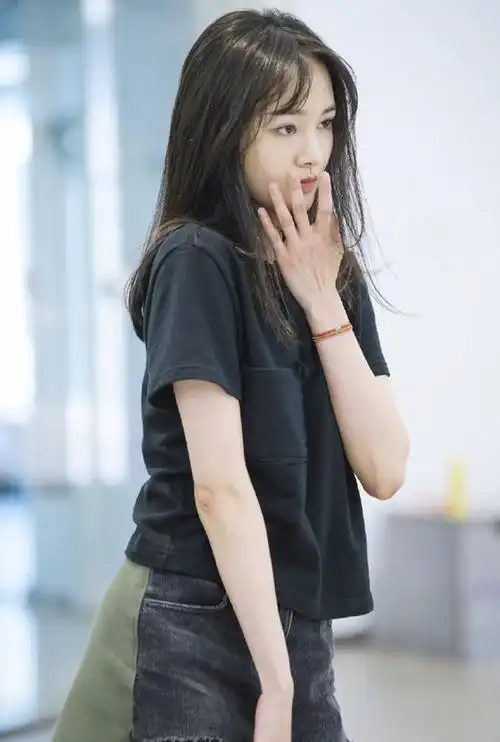 郑爽排练舞蹈黑色t恤牛仔短裤大长腿很吸睛