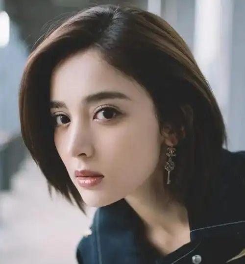 古力娜扎穿复古刺绣牛仔衣,短发中性帅气