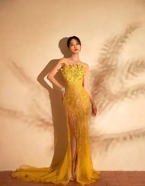 蓝盈莹亮黄色连衣裙造型_夏天_钻石_夏日阳光