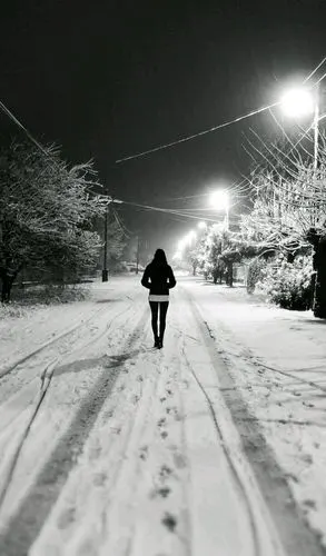 你的背影消失在雨的那端 我呆立在雨的这头 雨中的你  背影远去 折磨