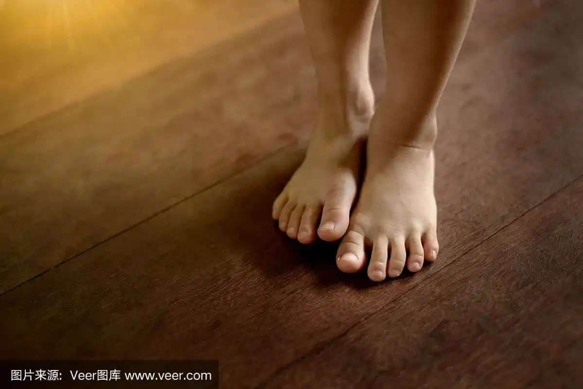 孩子们光着脚踩在木地板上.
