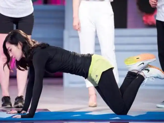 景甜健身照再次爆红,坐在地上的那一刻,显得有点掉价