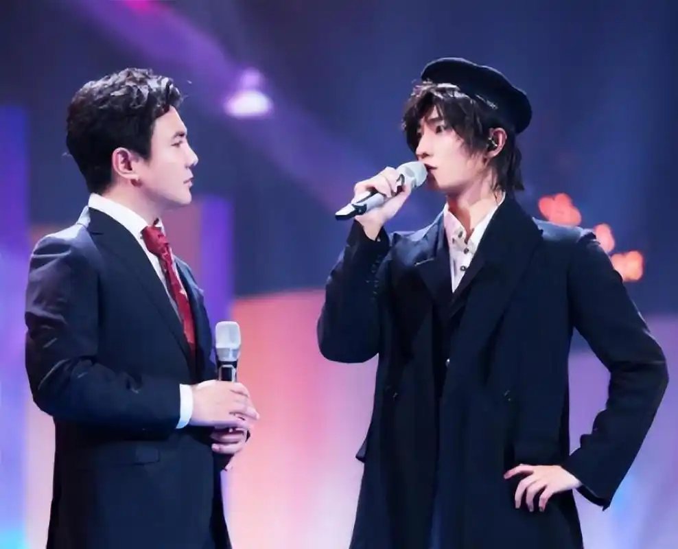 谁才是"军艺校草"?沙溢沈腾杨洋晒照互相揭短,岳云鹏评论亮了