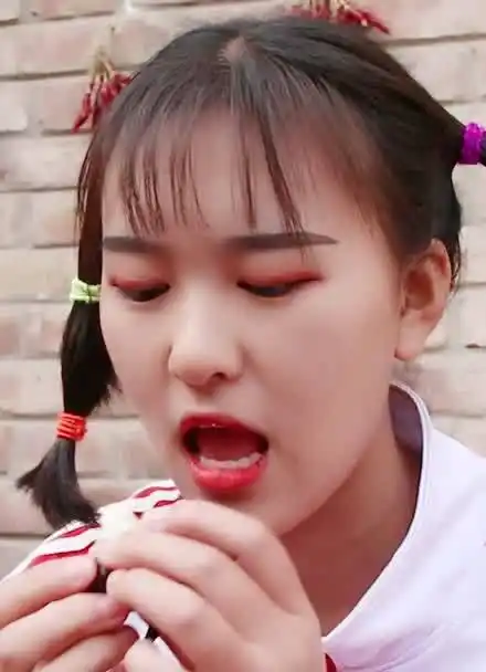 欢欢的童年:4.妈妈给欢欢和妹妹买了菱角,像羚羊一样的好吃的