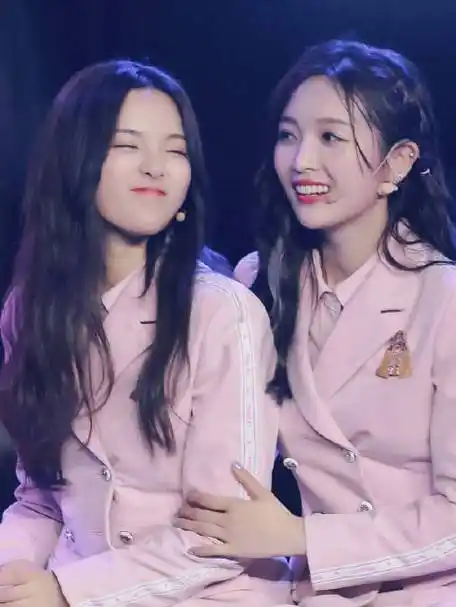 杨超越晒与吴宣仪合影