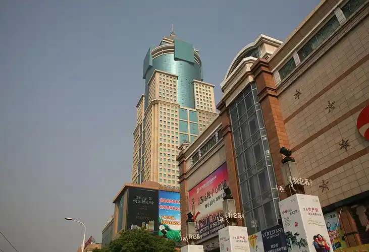 武汉人还清楚地记得,1998年元月,佳丽百货在佳丽广场的裙楼开业