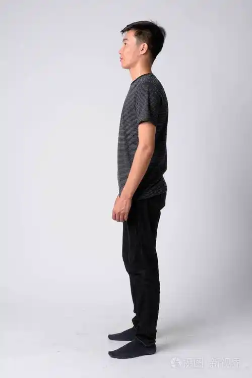 年轻帅哥亚洲男子全身拍摄侧影