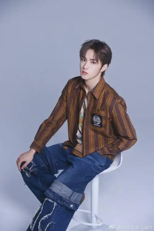 刘耀文的牛仔裤好特别#刘耀文的牛仔裤好特别,拽酷拽酷的,反季节创铑