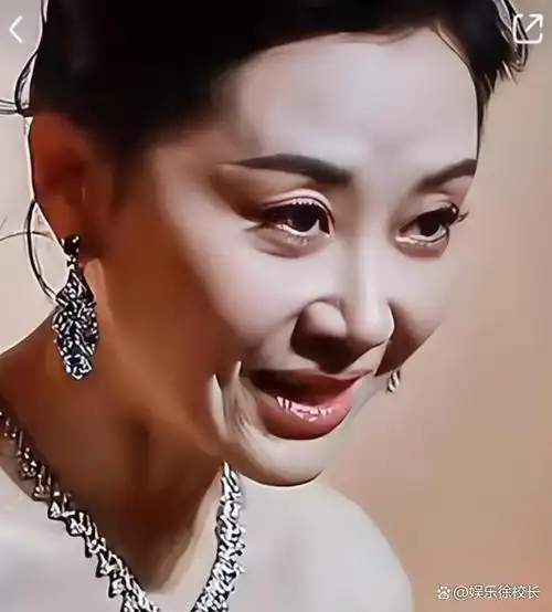 其实高清镜头下的许晴并不年轻,皮肤老态已显