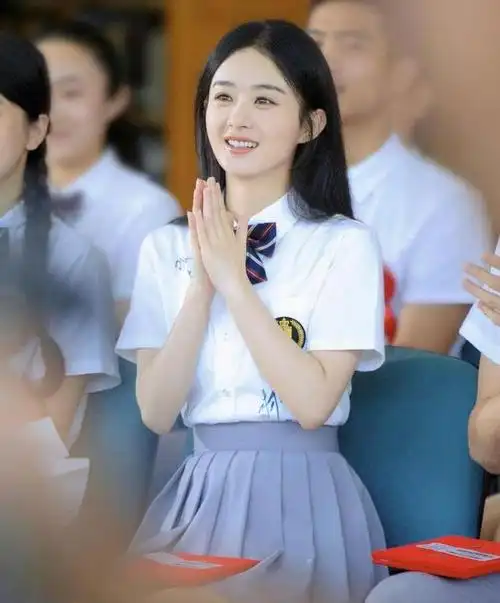 赵丽颖一身长发校服,无疑是她学生时代的白月光!