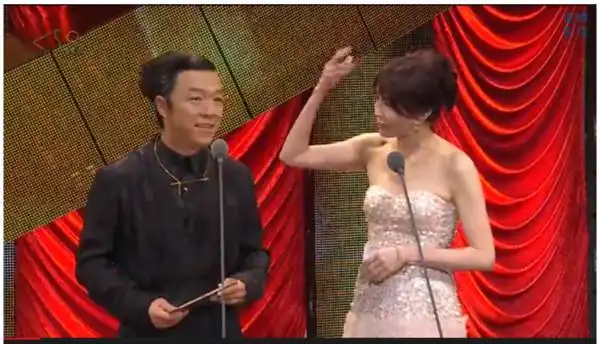 ▼黄渤一上台就被郑裕玲糗.(图/翻摄youtube)