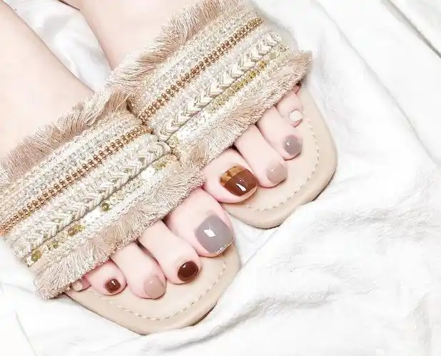 2021新款冬日跳色显白脚趾甲美甲图