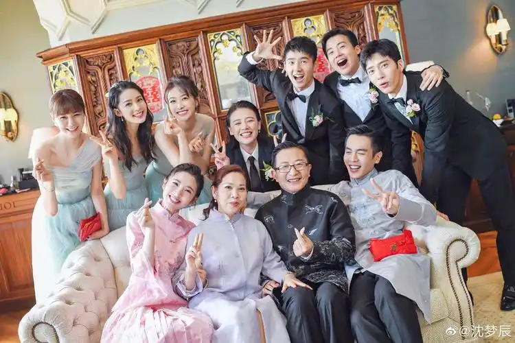 心疼张若昀唐艺昕结婚被伴郎伴娘团的土味合照抢热搜