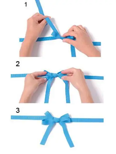 将两根丝带重叠,在左手上绕一个圈,然后将两根丝带从两个结的中间