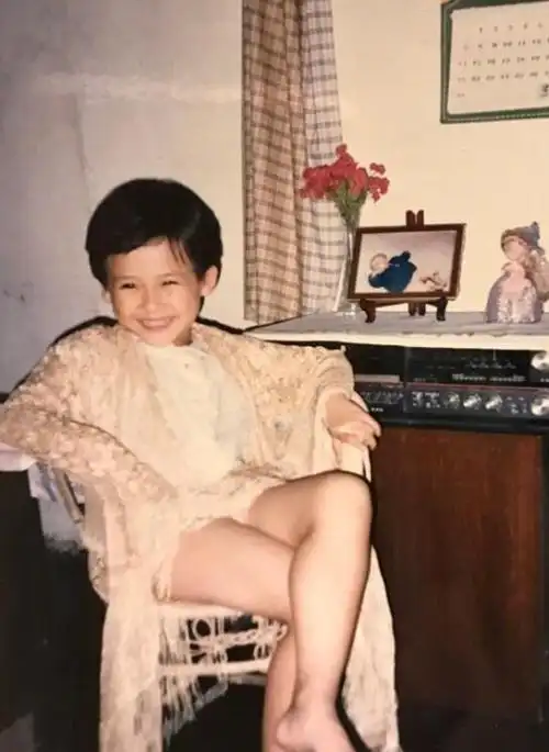 马思纯童年照首曝光 眼神清澈灵动坐姿豪放 - 星辰影院