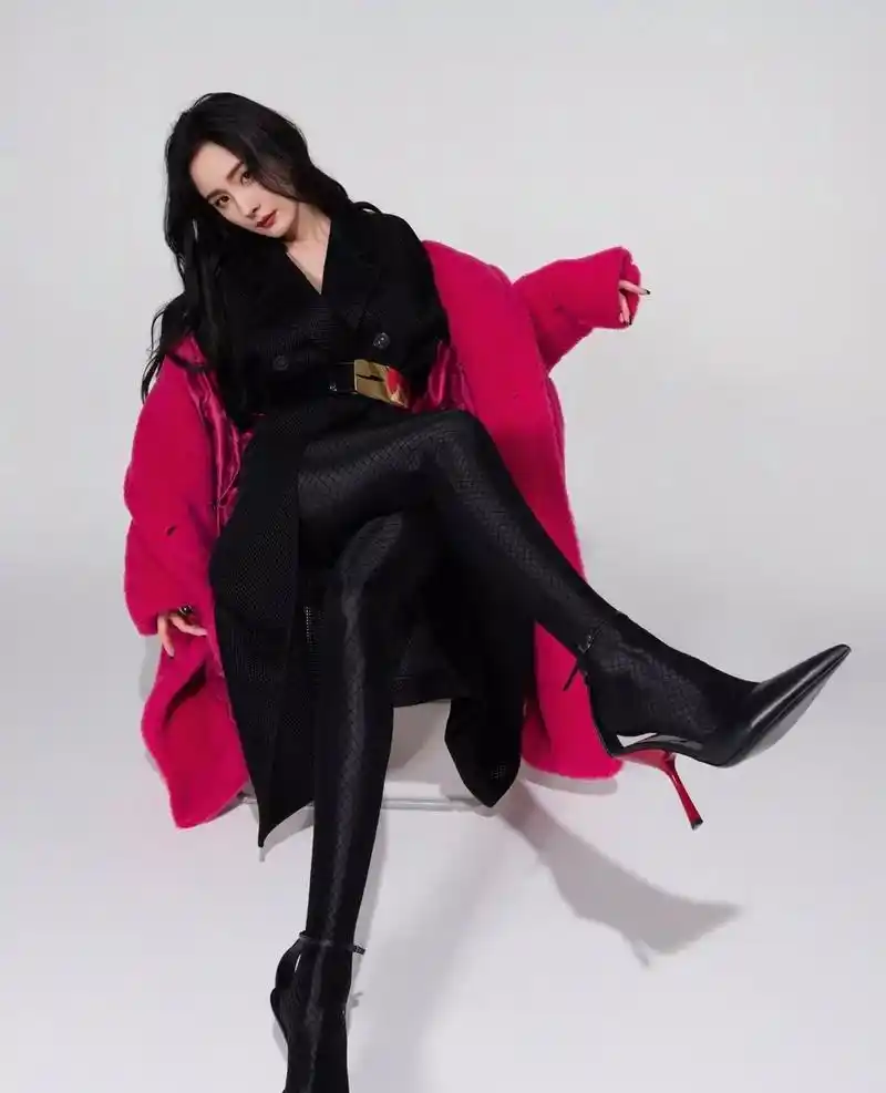 杨幂黑色高跟鞋秀身材,上演女郎造型