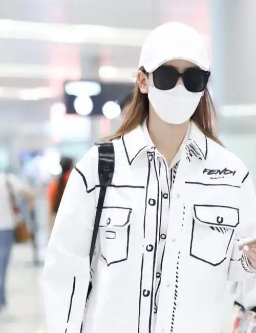 120斤赵薇和90斤戚薇穿同款漫画外套气质差距不是一般大