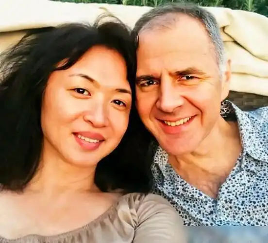 金星跟女儿出门迎接被偶遇当街啃冰棍一点都不在乎明星形象