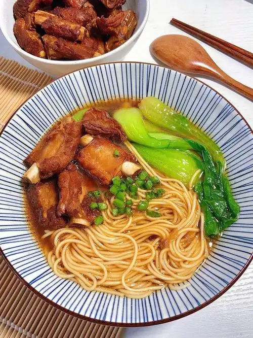 红烧排骨面被全家人疯狂夸的一碗面好恰