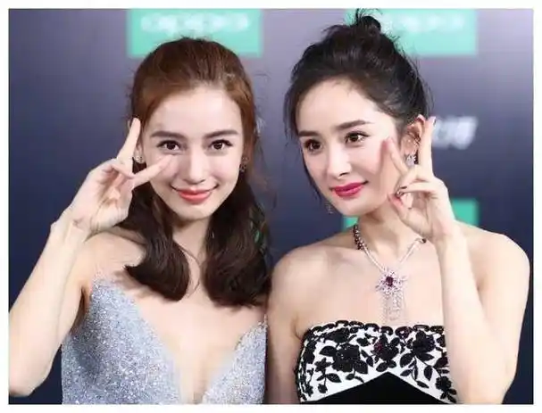 杨颖庆生独自过,好友杨幂祝福缺席,黄晓明女友秀钻戒同一天.