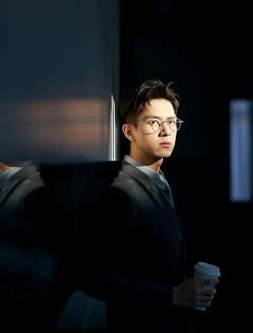 李现条纹西装细框眼镜霸道总裁造型