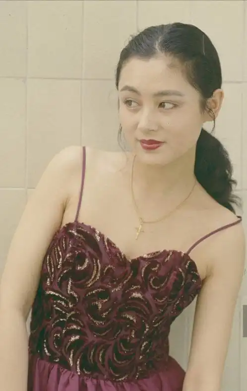 陈红年轻时好敢穿,玫红运动内衣配牛仔裤,勒出的小肚子好真实