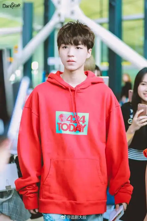 身穿红色卫衣的 好可爱~|卫衣|可爱|王俊凯_新浪新闻