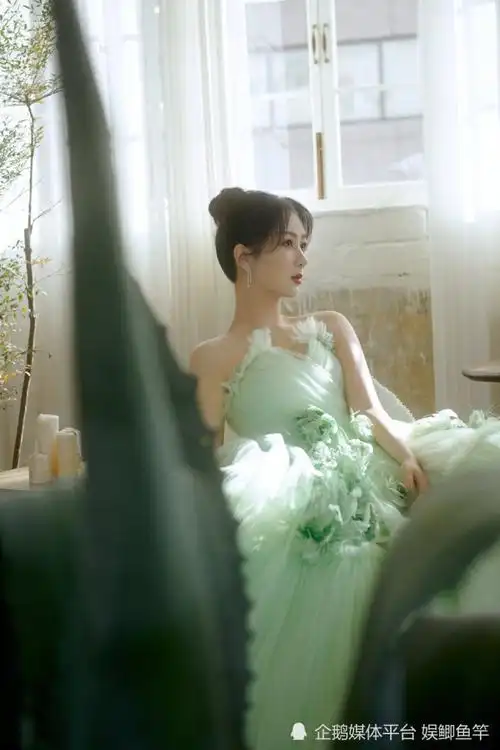 30岁杨紫时尚大片,宛如人间花仙子,不愧是内娱绝色佳人!