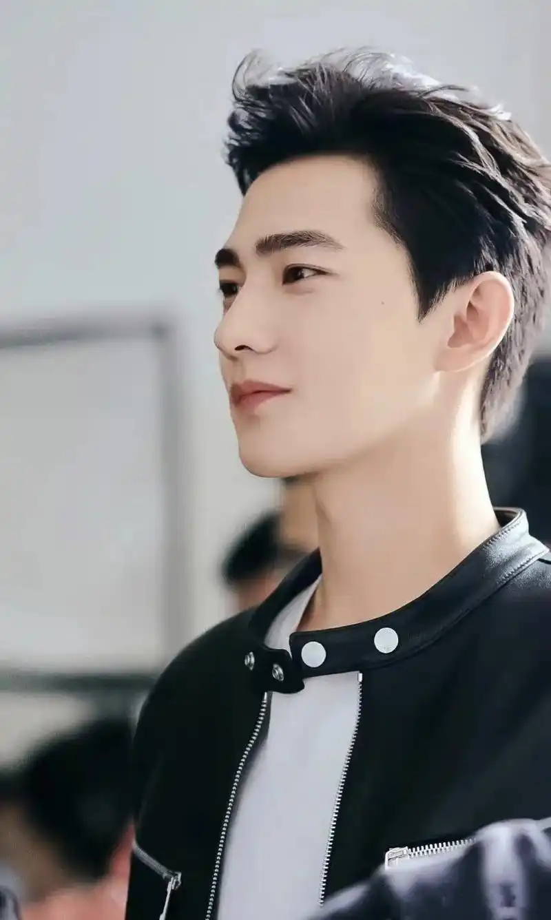 杨洋高清图壁纸.#杨洋  #帅爆了  眉目中的温柔盛满看得见 - 抖音