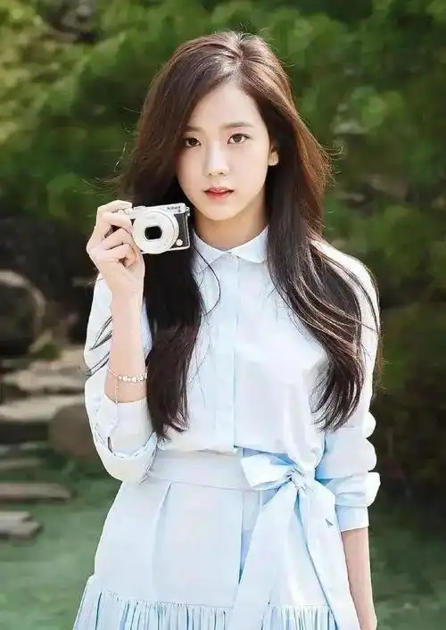 2019年,她更是创造了历史,作为韩国四代女团中的首位爱豆,成功跻身