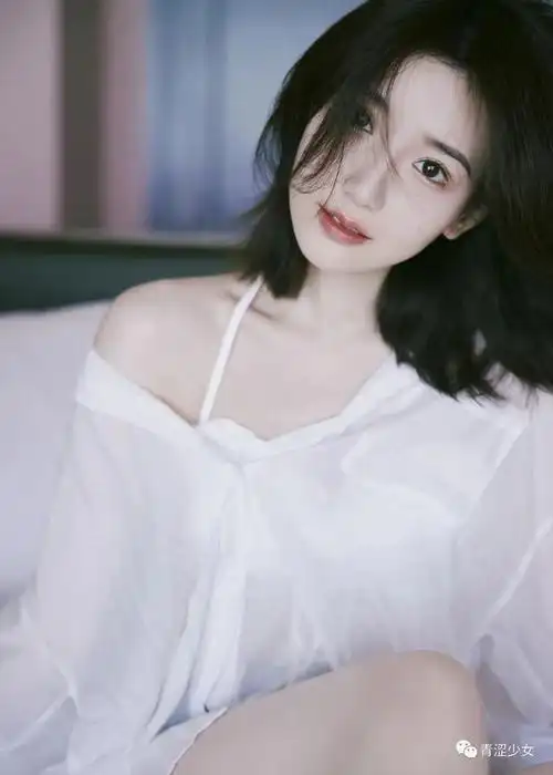 毛晓彤白色小吊带真是性感啊!又纯又欲