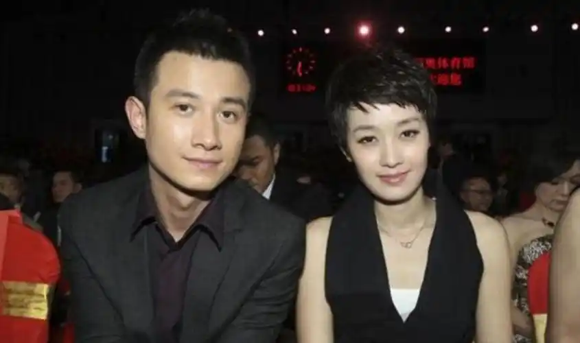 曝马伊琍有新恋情,与男友遛狗买花同回家中,前夫文章也有新女友