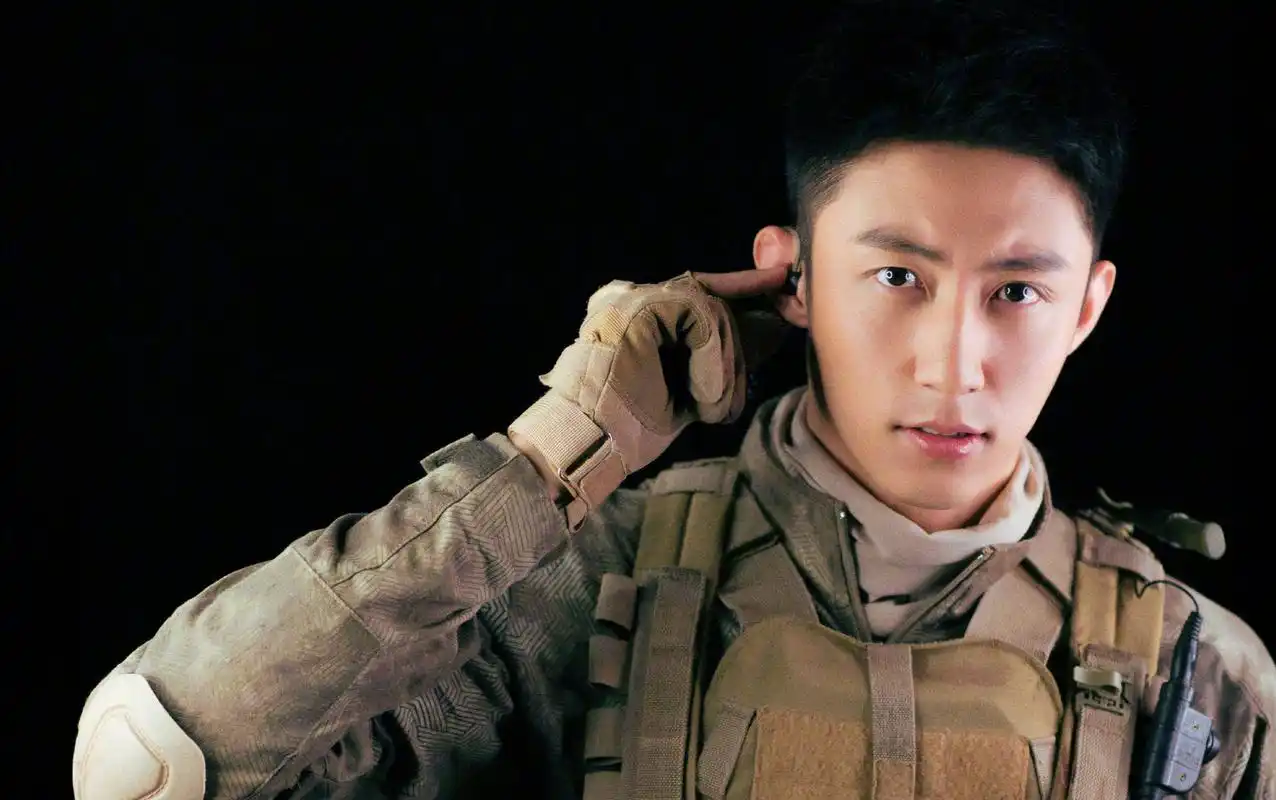 黄景瑜是一枚正经的东北老爷们,有着幽默的谈吐,逗比的特质!