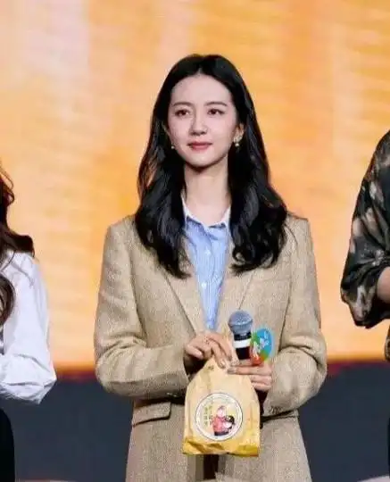 许龄月虽然人气不及刘亦菲,但颜值还是不分上下的