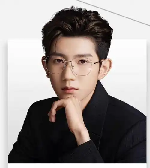 王源超话#帕莎眼镜品牌代言人王源##王源代言帕莎眼镜#王源戴眼镜yyds