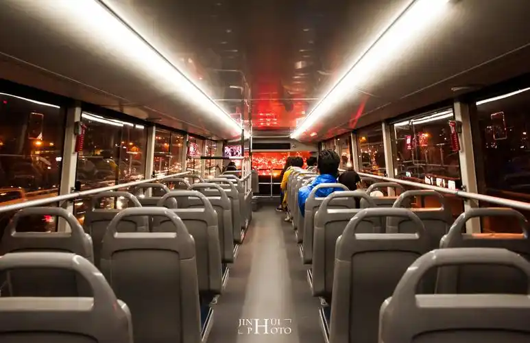 大雨中公交大巴二层,坐在最后一排.