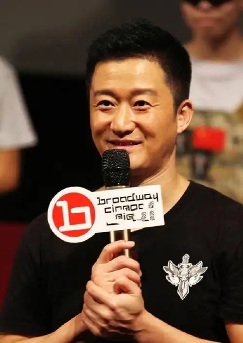 反而变成了段子手,低调地做起了公益,根据相关排行榜,吴京综合捐款