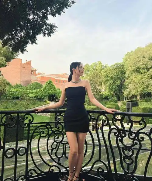 金智秀身穿紧身抹身材短裙,晒时尚照,散发着优雅高贵的气质_曲线_视觉