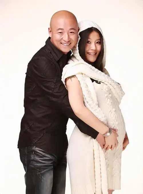 看看窦唯,老狼的现状,才发现周晓鸥已经走上了另一条"大道"