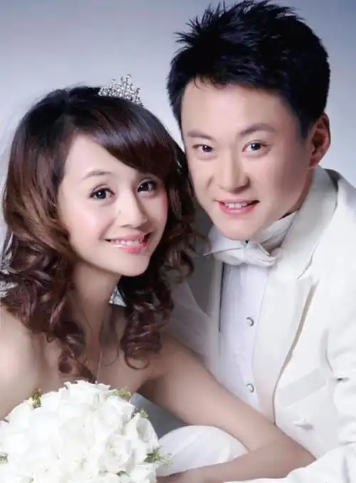 曹颖与老公王斑,儿子王子一起合照,虽说是随便拍拍,但王斑和儿子的